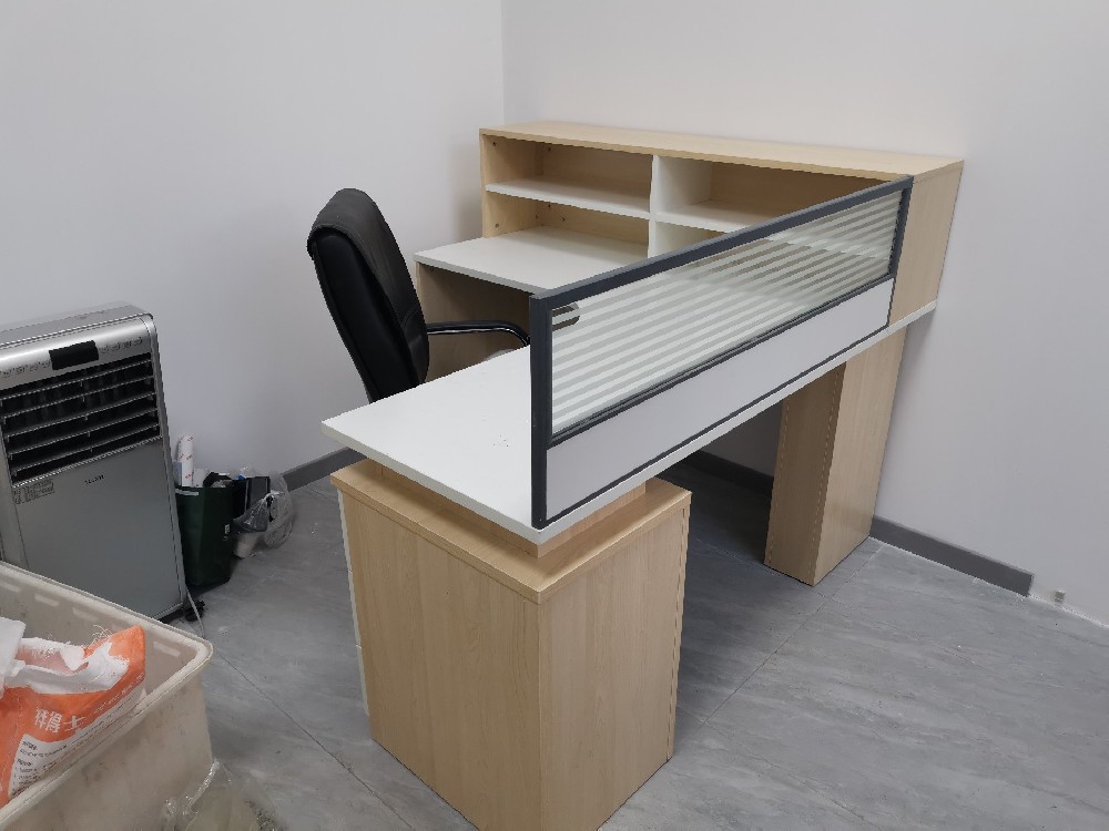 如何选购适合多人办公区的办公家具？